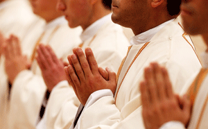 manos de sacerdotes rezando