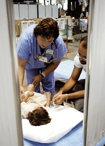 dos médicos atienden a un niño enfermo en el hospital