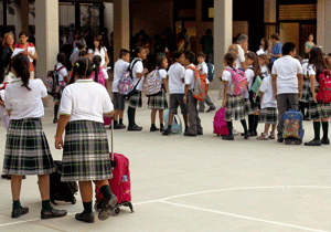 niños alumnos en un colegio escuela concertada