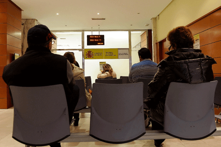parados y desempleados esperan en la oficina del INEM