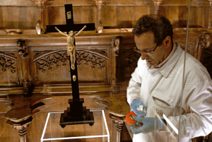restaurador con piezas de arte patrimonio religioso