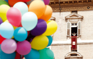 globos en el Vaticano en abril de 2012