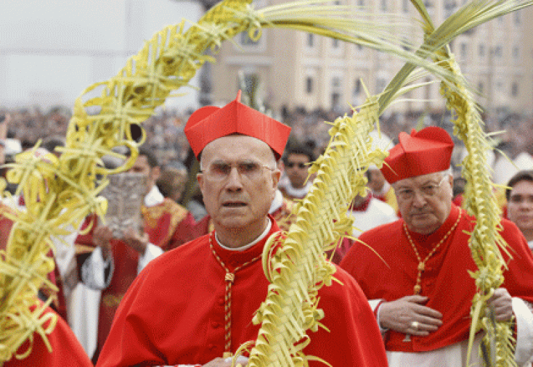cardenal Tarcisio Bertone en el Vaticano en Semana Santa 2012