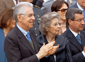 Mario Monti, primer ministro de Italia, aplaude al Papa en Arezzo