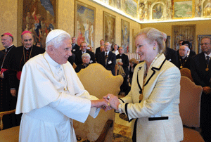 Benedicto XVI con Mary Ann Glendon durante la asamblea Academia Pontificia Ciencias Sociales 2010