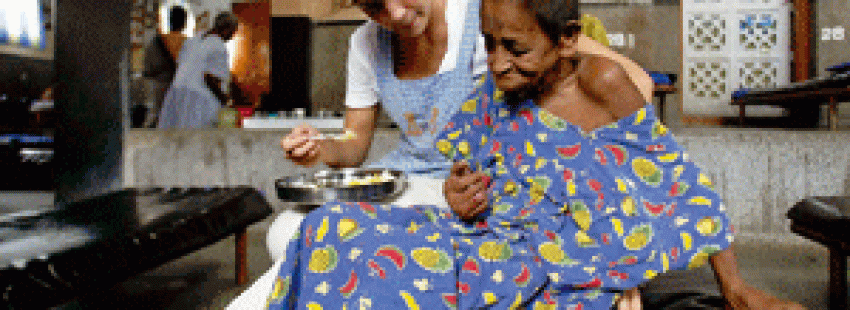una voluntaria ayuda a una anciana en el tercer mundo