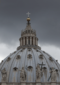 niebla y oscuridad amenazan cúpula de basílica de San Pedro del Vaticano