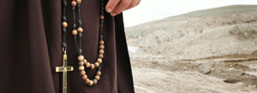 hábito de un monje con rosario