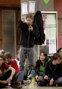 un joven indignado habla en una asamblea del 15M
