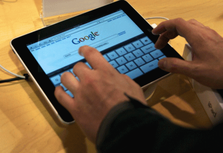persona usa internet busca Google en un iPad
