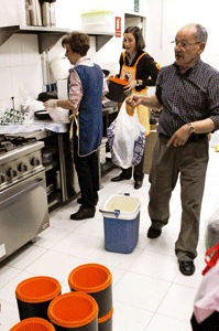 voluntarios de Cáritas preparan comida en la cocina de un comedor