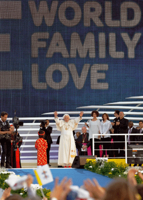 papa Benedicto XVI en VII Encuentro Mundial Familias Milán