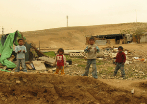 niños beduinos en el desierto de Jericó