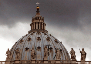 cúpula de la basílica de San Pedro Vaticano nublada