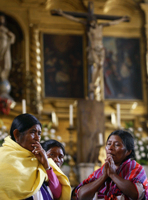 varias mujeres indígenas rezan en una iglesia en Chiapas México