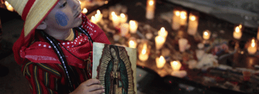 niño indígena en una Iglesia con velas