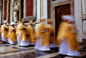 obispos y cardenales de la Iglesia foto desenfocada