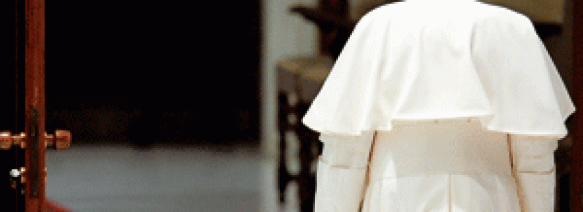 papa Benedicto XVI de espaldas