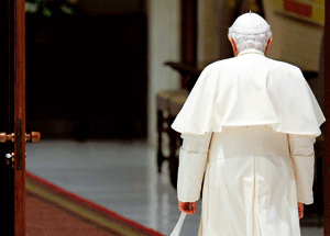 papa Benedicto XVI de espaldas