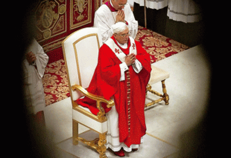 papa Benedicto XVI observado a través de un balcón