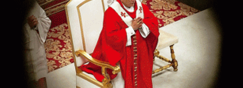papa Benedicto XVI observado a través de un balcón