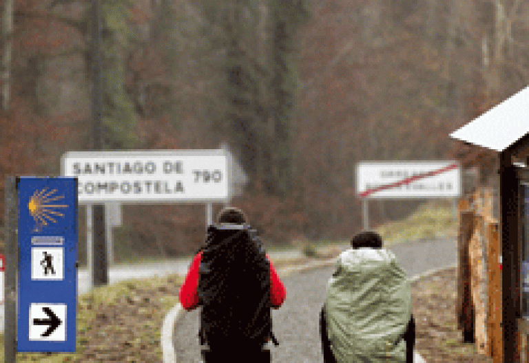 una pareja de peregrinos en el Camino de Santiago