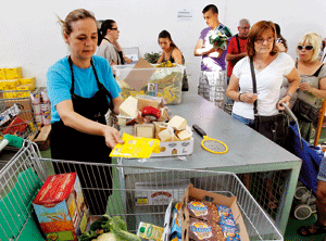 voluntarios de Cáritas repartiendo comida y alimentos