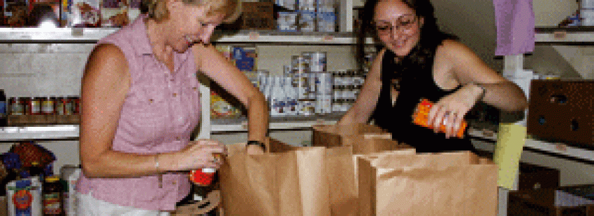 voluntarias de Cáritas preparan paquetes de comida