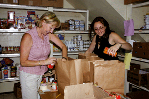 voluntarias de Cáritas preparan paquetes de comida