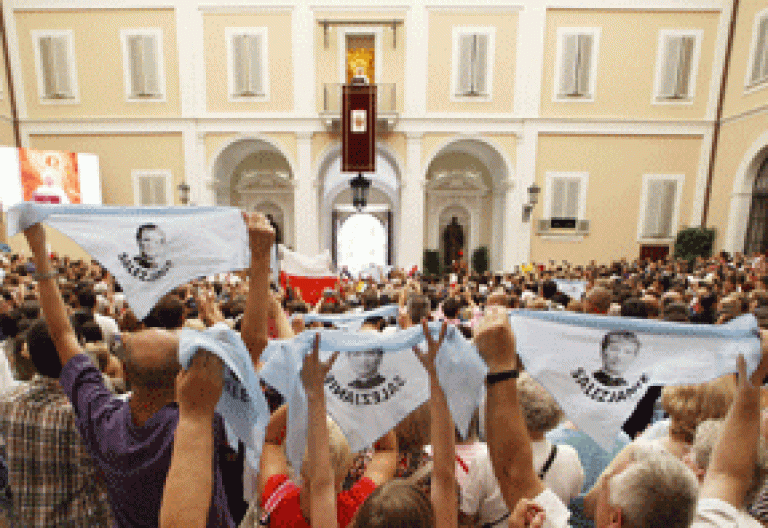 papa Benedicto XVI reza el Angelus en Castel Gandolfo el domingo 22 de julio