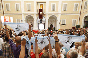 papa Benedicto  XVI reza el Angelus en Castel Gandolfo el domingo 22 de julio