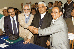 P. Gastón Garatea y el obispo Héctor Miguel Cabrejos mediadores conflicto indígenas Perú