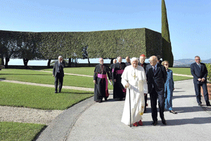 papa Benedicto XVI pasea con el presidente de Italia Giorgio Napolitano