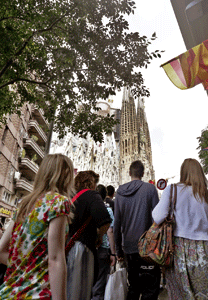 turistas visitan la Sagrada Familia de Barcelona