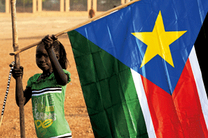 niña con la bandera de Sudán del Sur