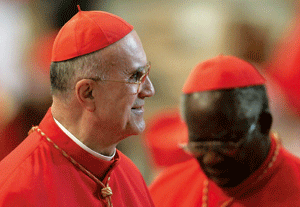 cardenal Tarcisio Bertone, secretario de Estado Vaticano