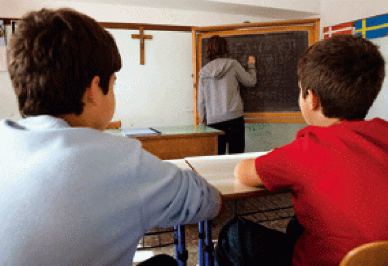 niños en el aula en un colegio católico