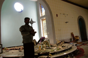 cristiano con una cruz en una iglesia en Pakistán