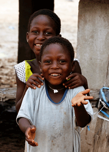 dos niños africanos riéndose