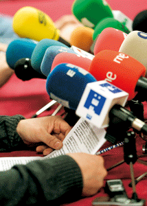 micrófonos medios de comunicación en una rueda de prensa