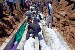 gente enterrando cadáveres en el conflicto en Siria