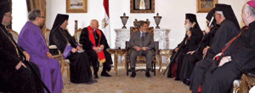 Mursi (en el centro), en un encuentro con representantes de las Iglesias ortodoxa y católica coptas