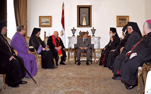 Mursi (en el centro), en un encuentro con representantes de las Iglesias ortodoxa y católica coptas