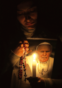 mujer cristiana maronita libanesa con un retrato de Juan Pablo II