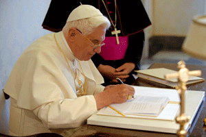 papa Benedicto XVI firma su primera encíclica Caritas in Veritate