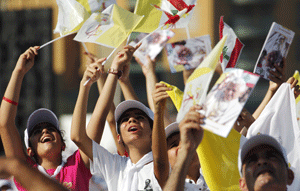 visita papa Benedicto XVI Líbano jóvenes con banderas