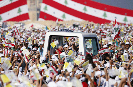 papa Benedicto XVI viaja a Líbano papamóvil fieles banderas