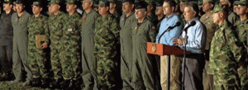 Juan Manuel Santos, presidente de Colombia, ante el Ejército