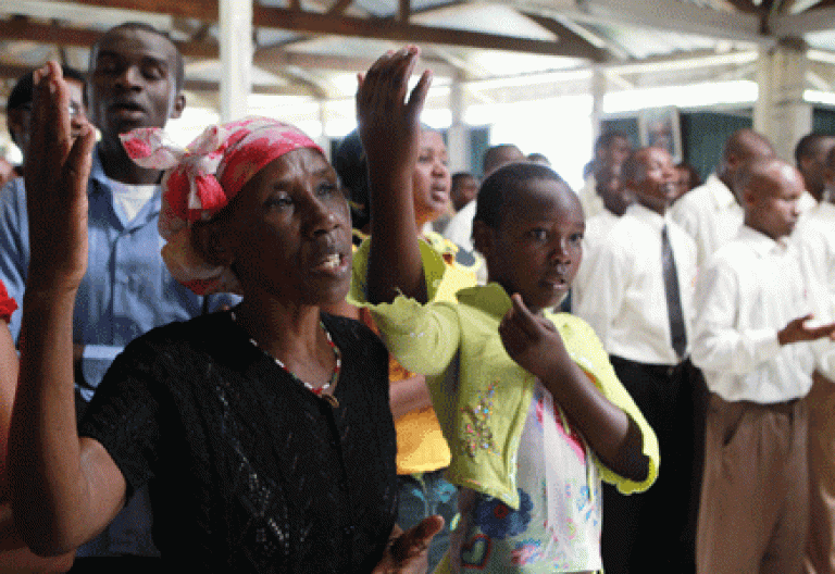 mujeres y hombres laicos en África en una misa