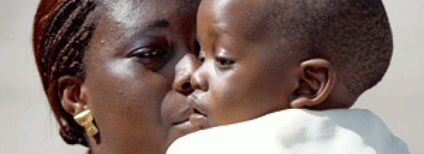 mujer africana madre con su bebé